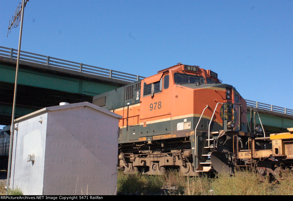 BNSF 978 - Under the Overpass!